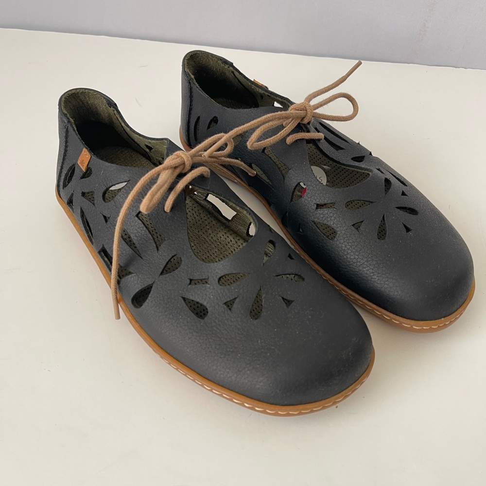 Naturalista‎ Dark Navy Eyelet Cutout Mary Jane Flats 37